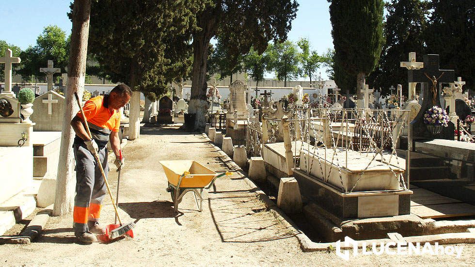  Un operario municipal trabaja en una de las calles del cementerio Virgen de Araceli esta mañana 