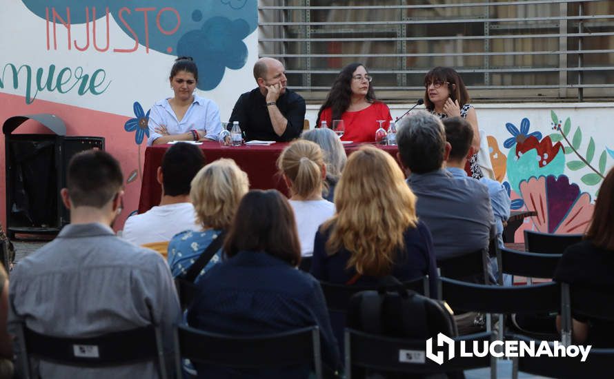 GALERÍA: La colección de poesía "El orden del mundo" presenta el último poemario de Amalia Bautista: "Con tres heridas yo" GALERÍA: La colección de poesía "El orden del mundo" presenta el último poemario de Amalia Bautista: "Con tres heridas yo"