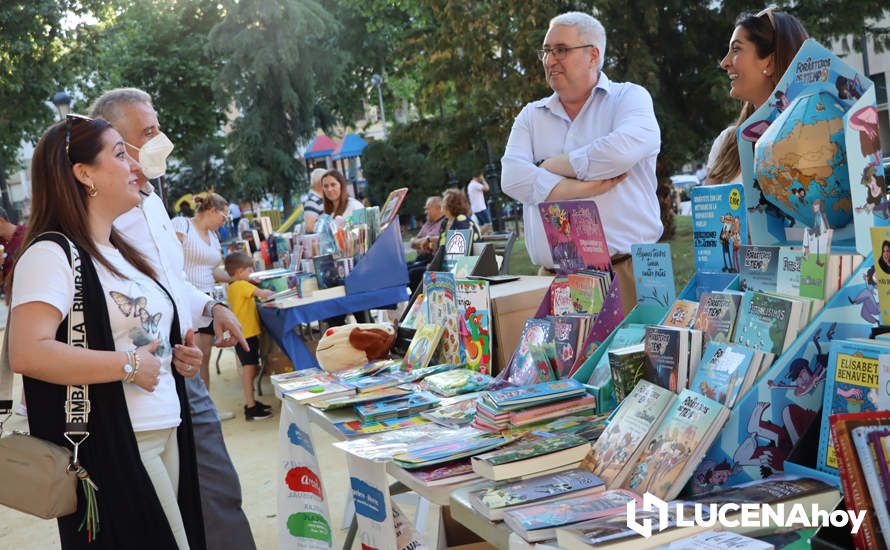 GALERÍA: La "Tarde de Libros" lleva teatro, cuentacuentos, sorteos y muchos libros hasta el Paseo del Coso
