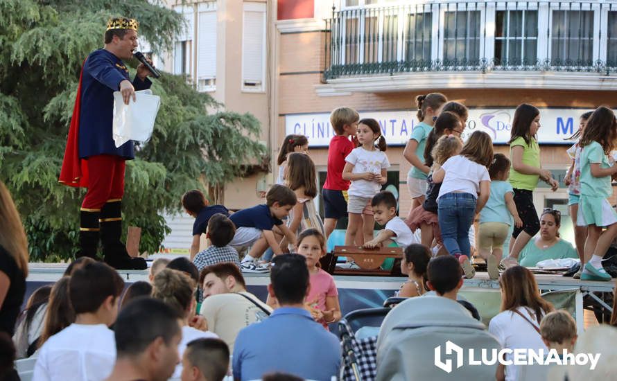 GALERÍA: La "Tarde de Libros" lleva teatro, cuentacuentos, sorteos y muchos libros hasta el Paseo del Coso