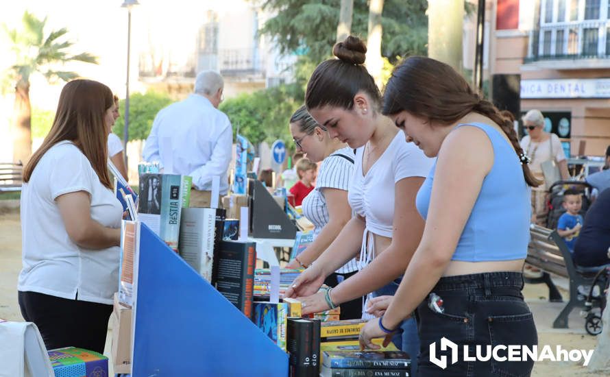 GALERÍA: La "Tarde de Libros" lleva teatro, cuentacuentos, sorteos y muchos libros hasta el Paseo del Coso