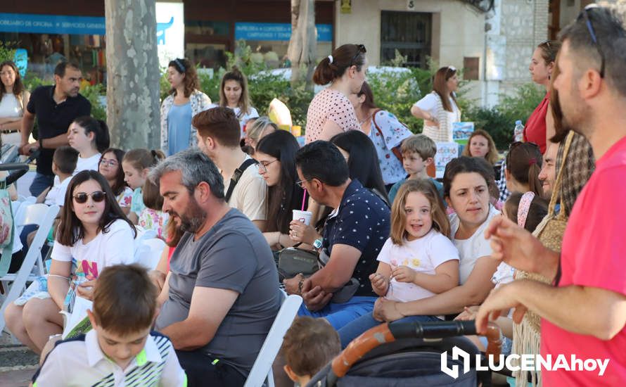 GALERÍA: La "Tarde de Libros" lleva teatro, cuentacuentos, sorteos y muchos libros hasta el Paseo del Coso