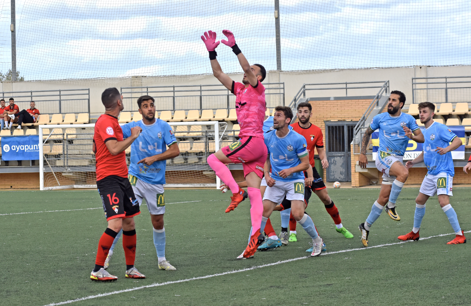 Un lance del partido entre Ayamonte y Ciudad de Lucena. Foto: José Luis Rúa