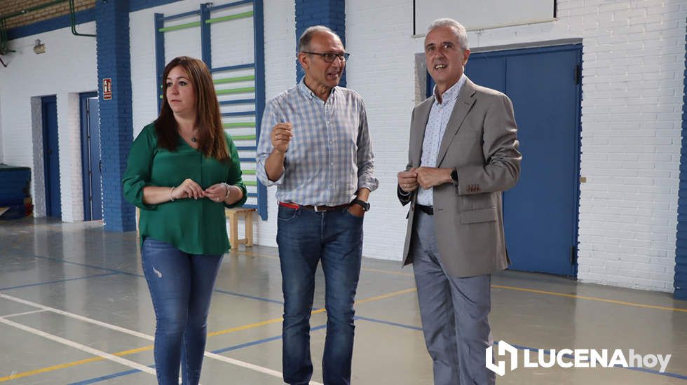  Un momento de la visita al gimnasio del colegio cuyos servicios y vestuarios van a ser reformados. 