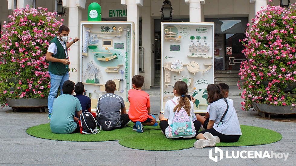  Un grupo de escolares ante uno de los expositores de esta campaña de Ecovidrio 