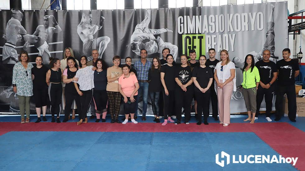  Mujeres participantes en el taller de defensa personal junto a autoridades, técnicas del CIM de Lucena y monitores del club Koryo. 