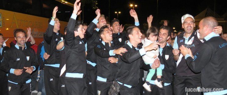  Un centenar de aficionados reciben al Lucena CF en la fuente del ferial (vídeo y fotos) 