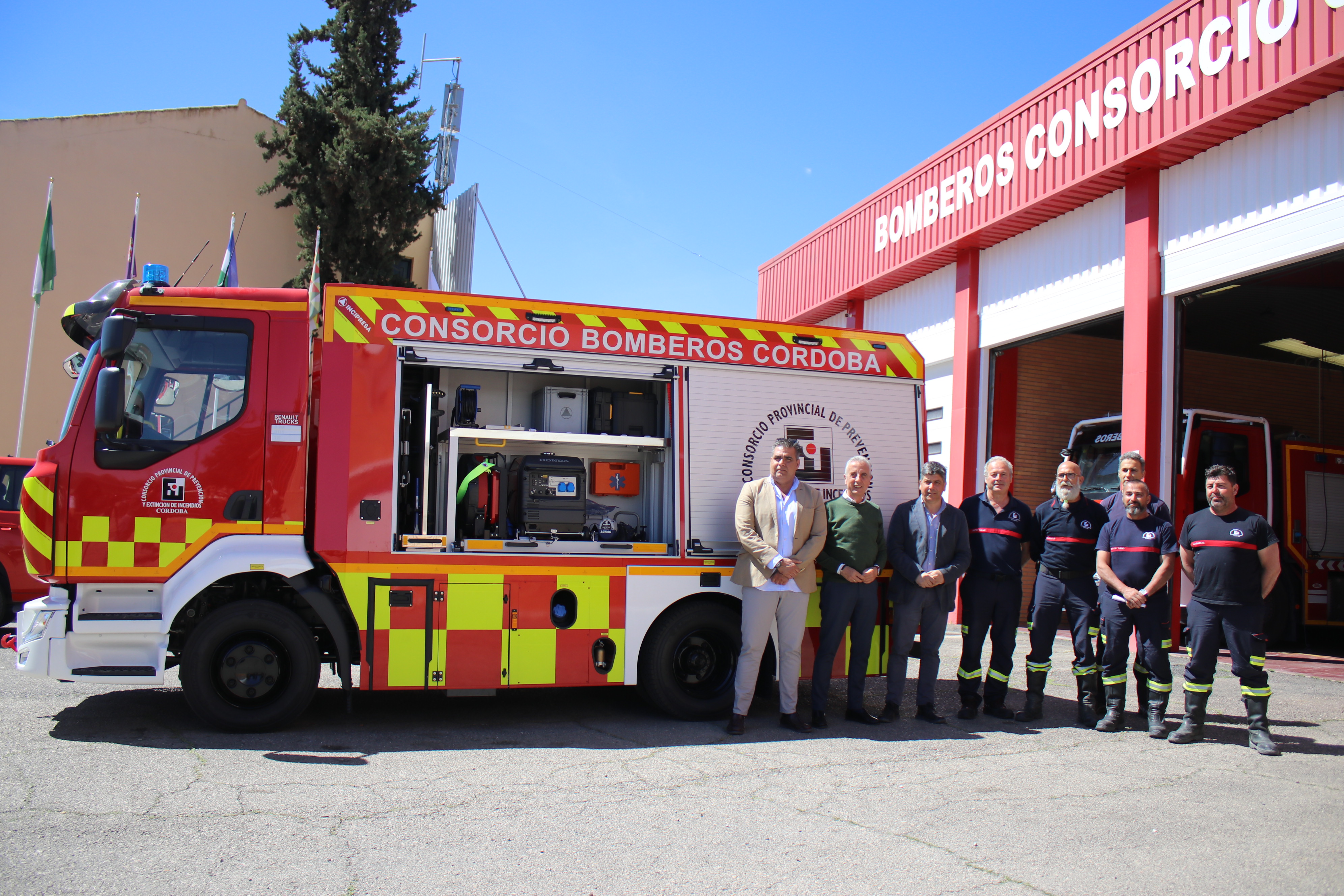 Presentación del nuevo vehículo contraincendios del Parque de Bomberos de Lucena