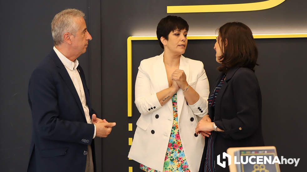  Juan Pérez y Teresa Alonso durante su visita al establecimiento de telefonía Más Móvil 