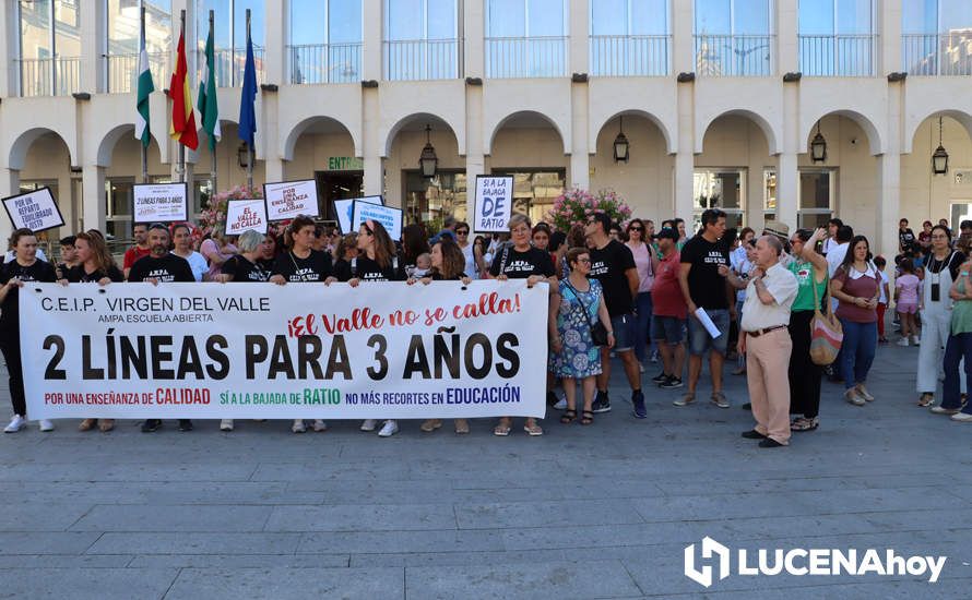 GALERÍA: El AMPA del Valle exige a la Junta el mantenimiento de las dos líneas de infantil de tres años para el próximo curso