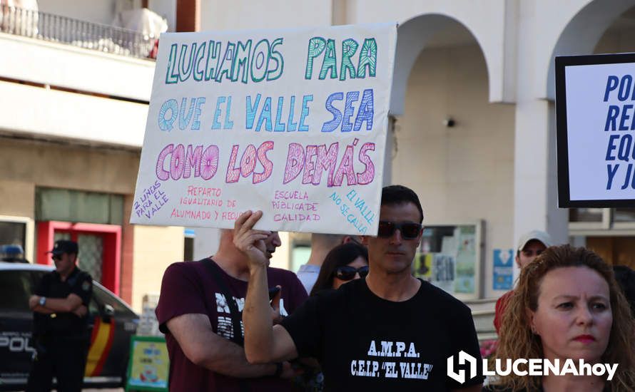 GALERÍA: El AMPA del Valle exige a la Junta el mantenimiento de las dos líneas de infantil de tres años para el próximo curso