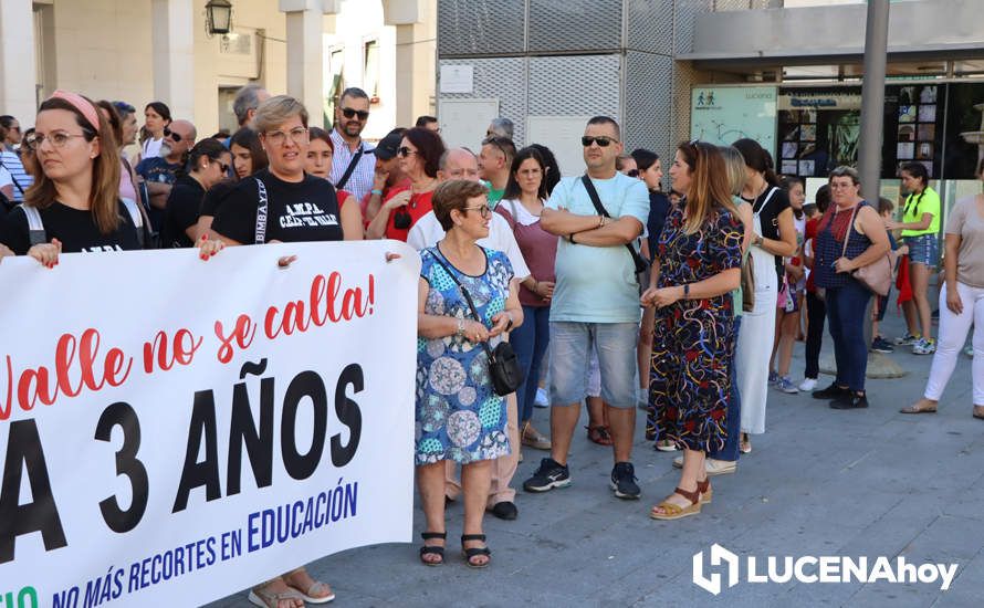 GALERÍA: El AMPA del Valle exige a la Junta el mantenimiento de las dos líneas de infantil de tres años para el próximo curso