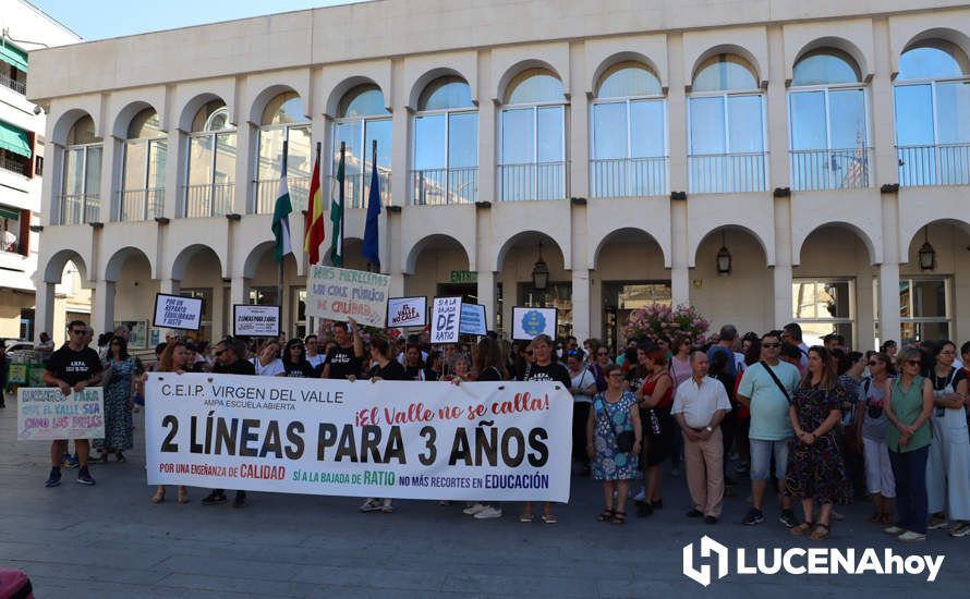 GALERÍA: El AMPA del Valle exige a la Junta el mantenimiento de las dos líneas de infantil de tres años para el próximo curso