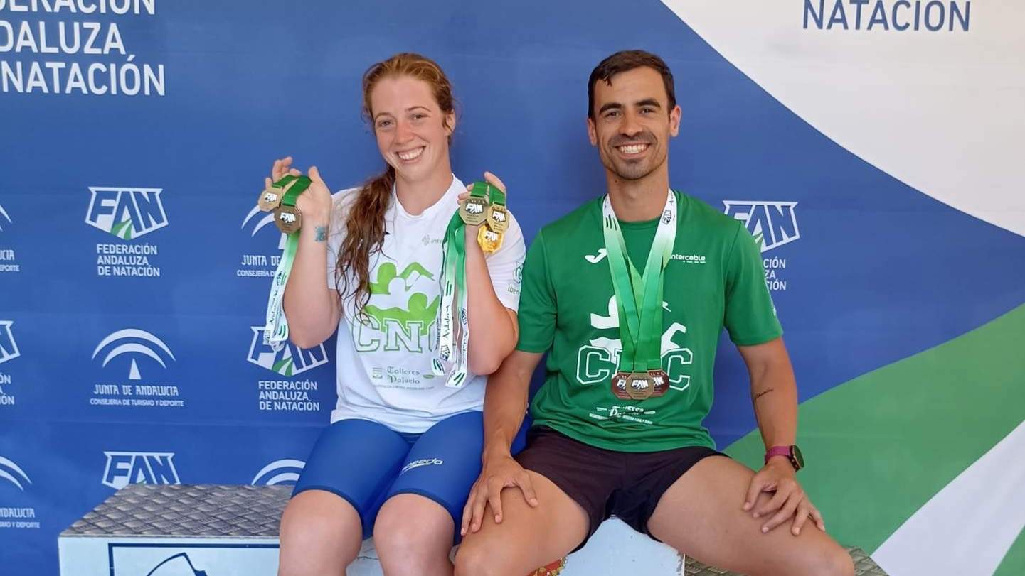  Elia María Cuenca y Cristian Gómez posan con sus medallas 