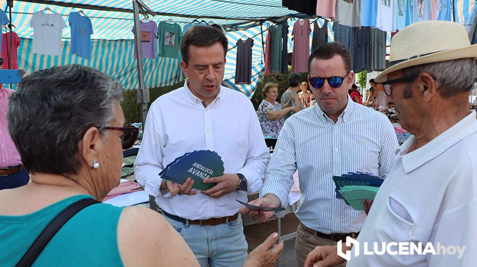  Aurelio Fernández y Francis Aguilar durante el reparto de propaganda electoral en el mercadillo de Lucena 