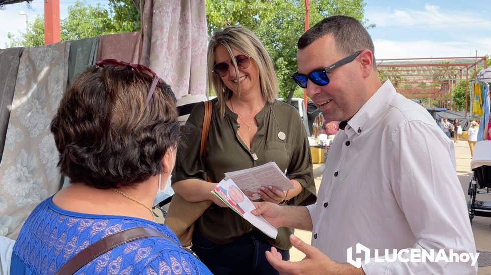  José Manuel Mármol y Carmen Gallardo durante el reparto de publicidad en el mercadillo 