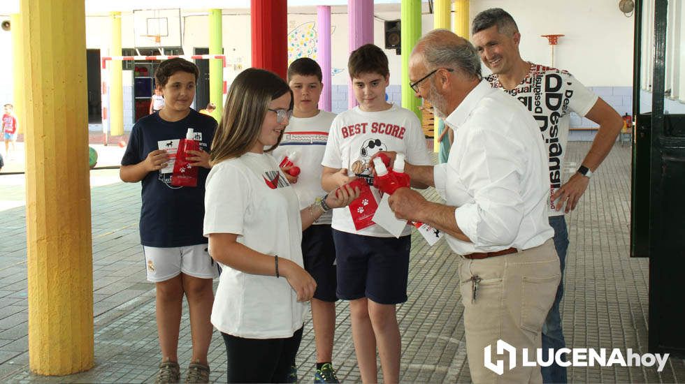  El edil de Sanidad Animal, Lucas Gómez, reparte kit de limpieza en el CEIP Barahona de Soto 