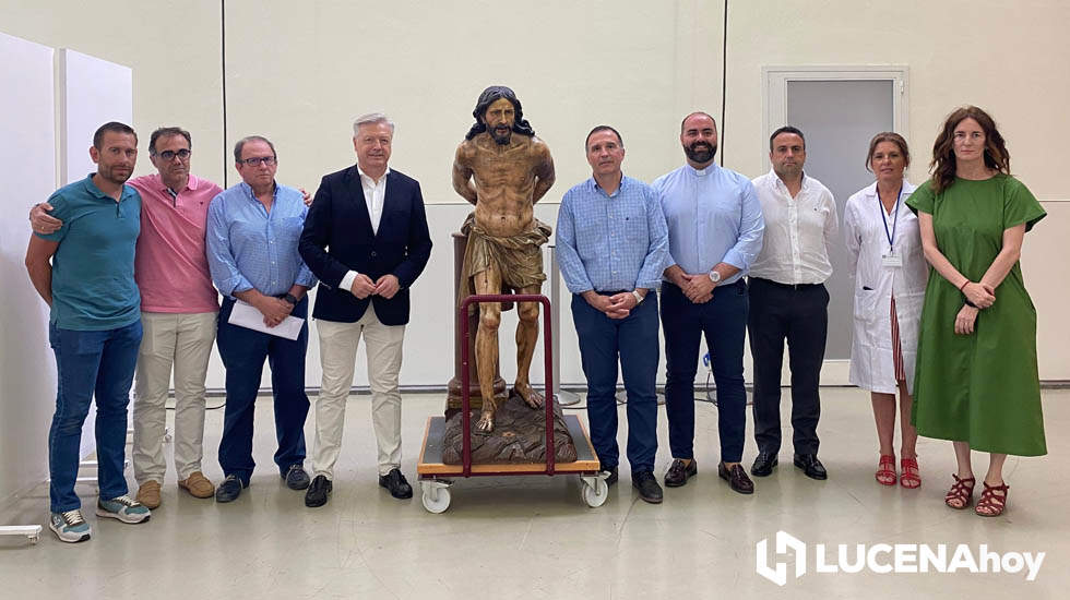  Miembros de la cofradía junto al párroco de Santiago, Antonio Tejero, trasladaron la imagen, recibida en el IAPH por su director, Juan José Primo Jurado y varios técnicos del mismo. Fotos: IAPH 