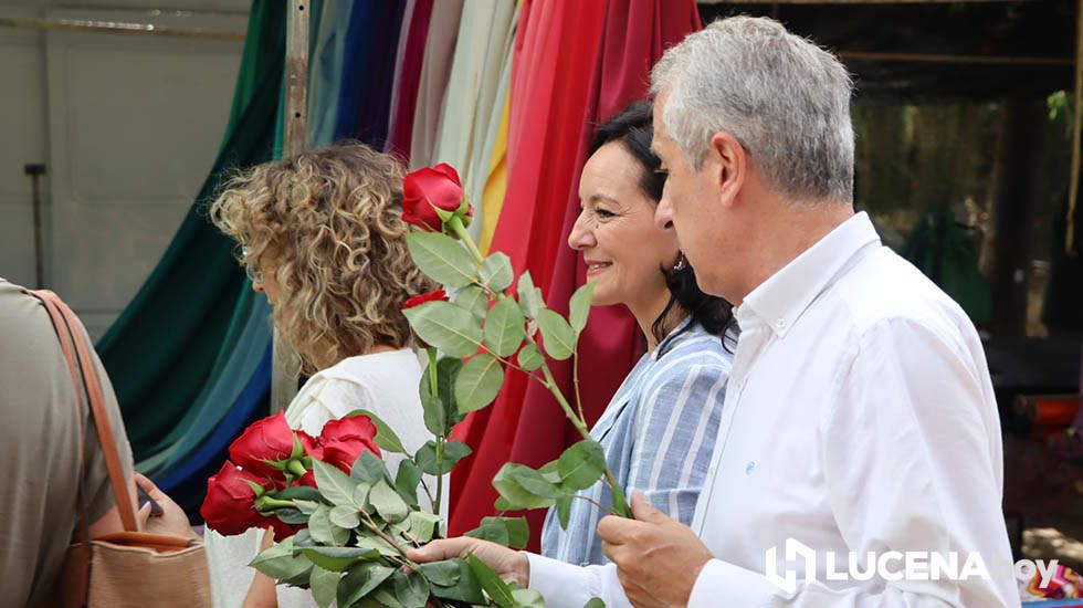  Rafi Crespín y Juan Pérez durante el reparto de flores hoy en el mercadillo de Lucena 