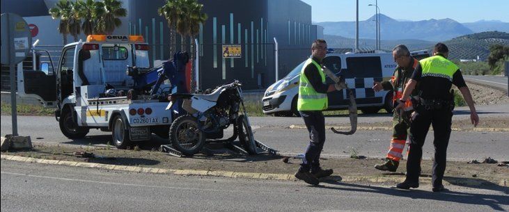  Un joven herido grave tras chocar su moto con un coche 