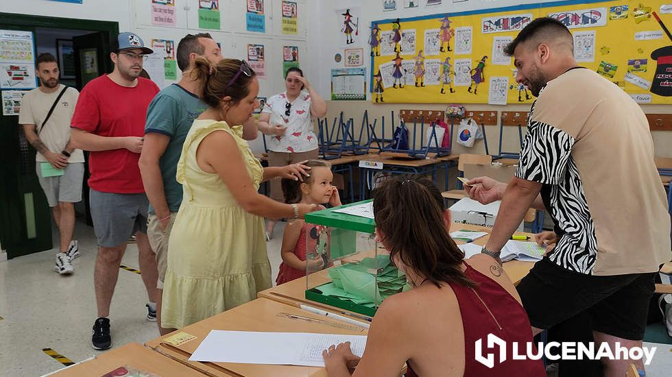  Imagen de una de las mesas electorales instaladas en el Colegio Virgen de Araceli 