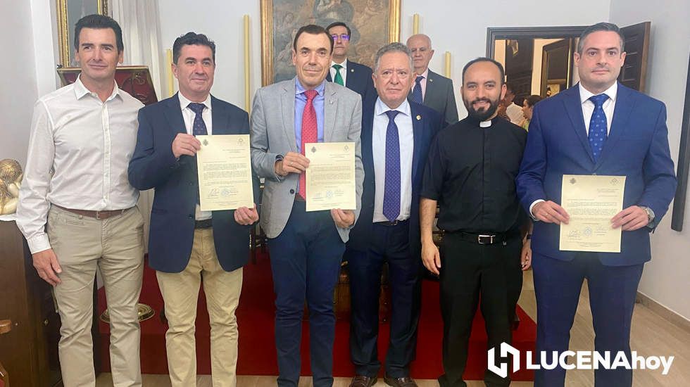  Los nuevos manijeros de la Virgen de Araceli para 2023 junto al Hermano Mayor, Rafael Ramírez 