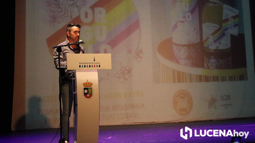 GALERÍA: El Palacio Erisana acoge la II Velada ?Lucena Siente el Orgullo' para visibilizar al colectivo LGTBI