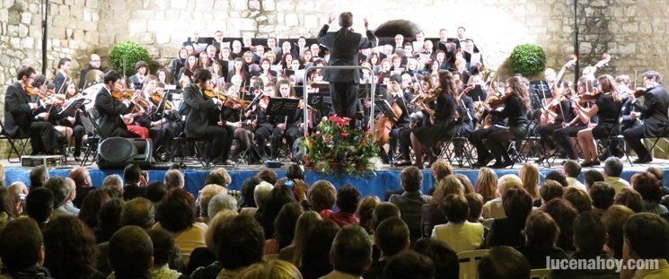  El "concierto participativo" de la Coral y orquesta del Conservatorio llena el Castillo (fotos) 