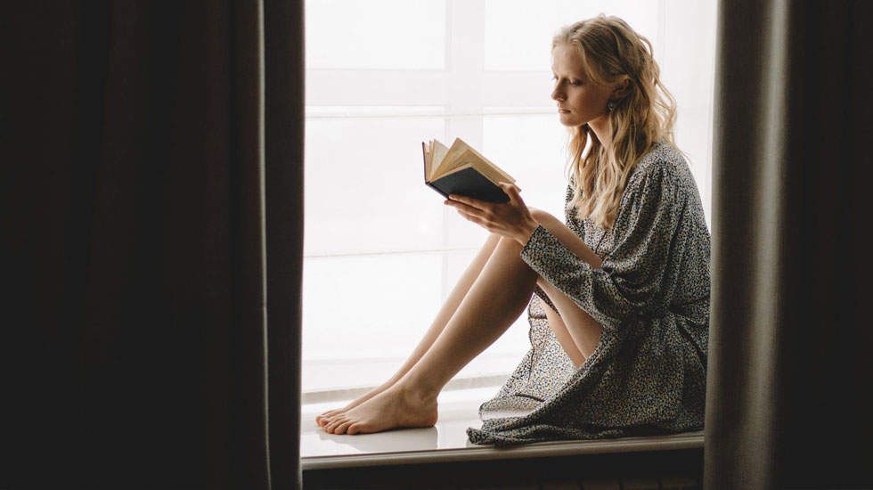  Una mujer lee un libro. Foto: Pexel 