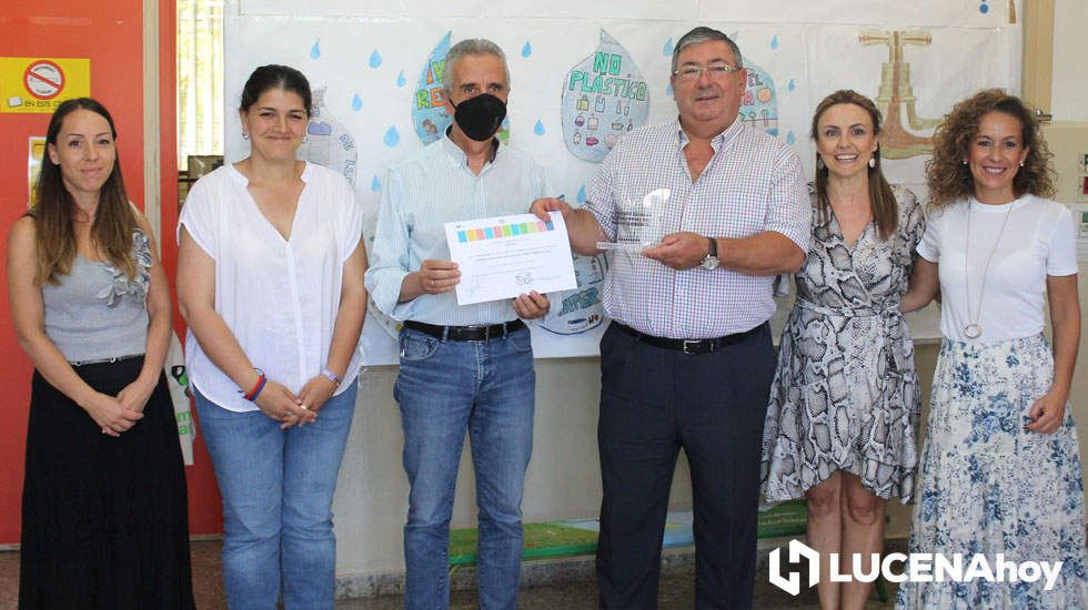  Juan Pérez entrega el premio al director del colegio, Juan Torres 