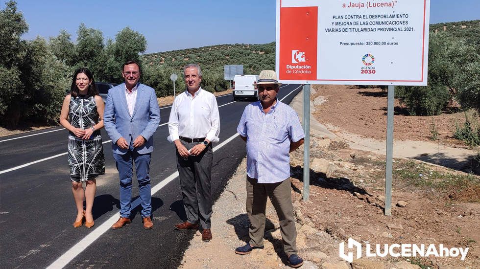  Francisco Palomares junto a Juan Pérez, Teresa Alonso y el alcalde pedáneo de Jauja, en la carretera reparada 