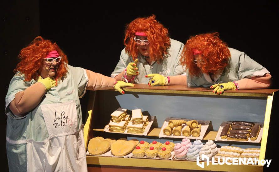 GALERÍA: El Selu llena el Auditorio de Lucena con la colección de personajes de su emblemática chirigota en un divertido musical