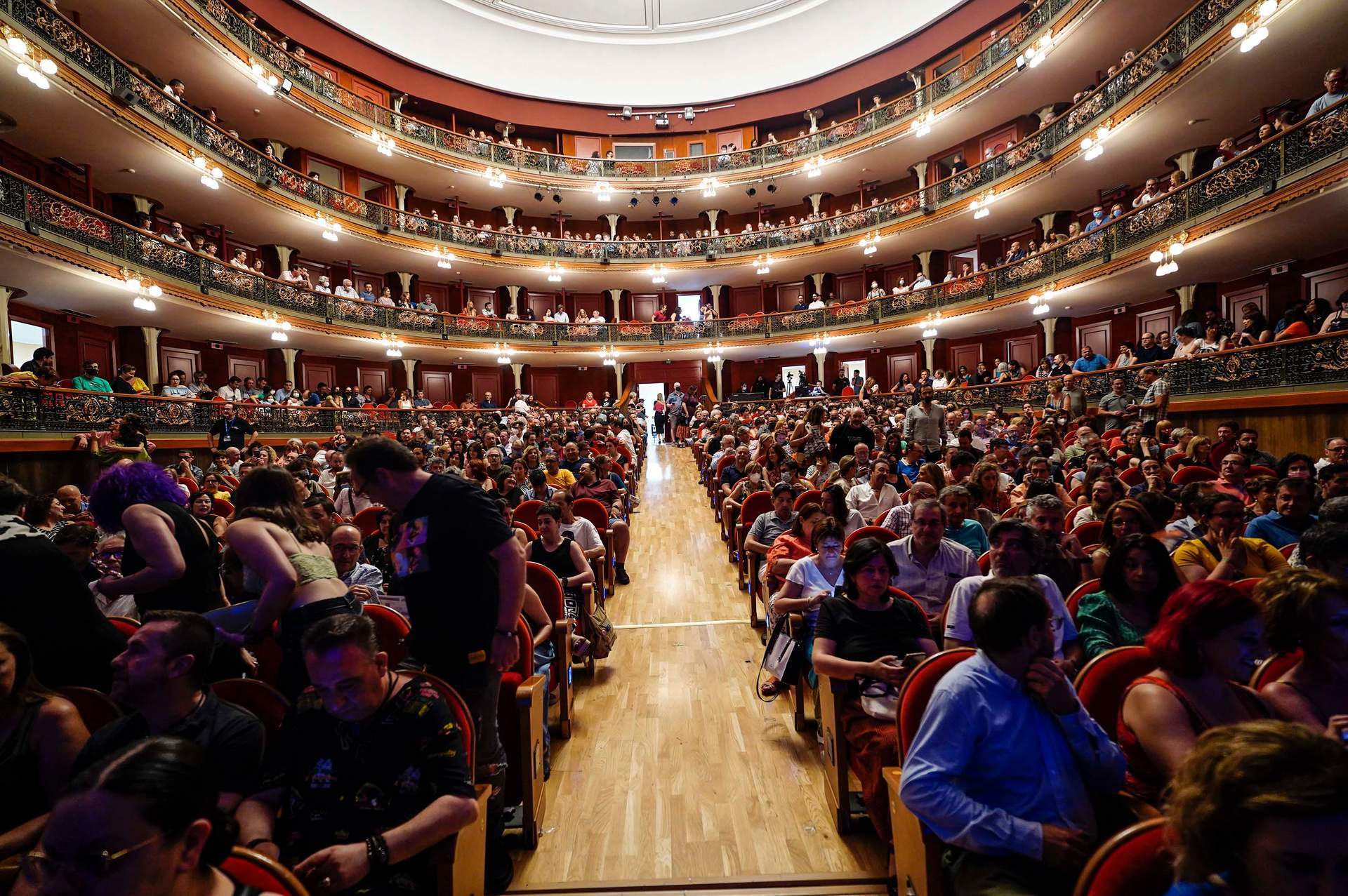 GALERÍA: Festival de la Guitarra: Juan Perro levanta al Gran Teatro con los temas de su nuevo trabajo "Libertad"