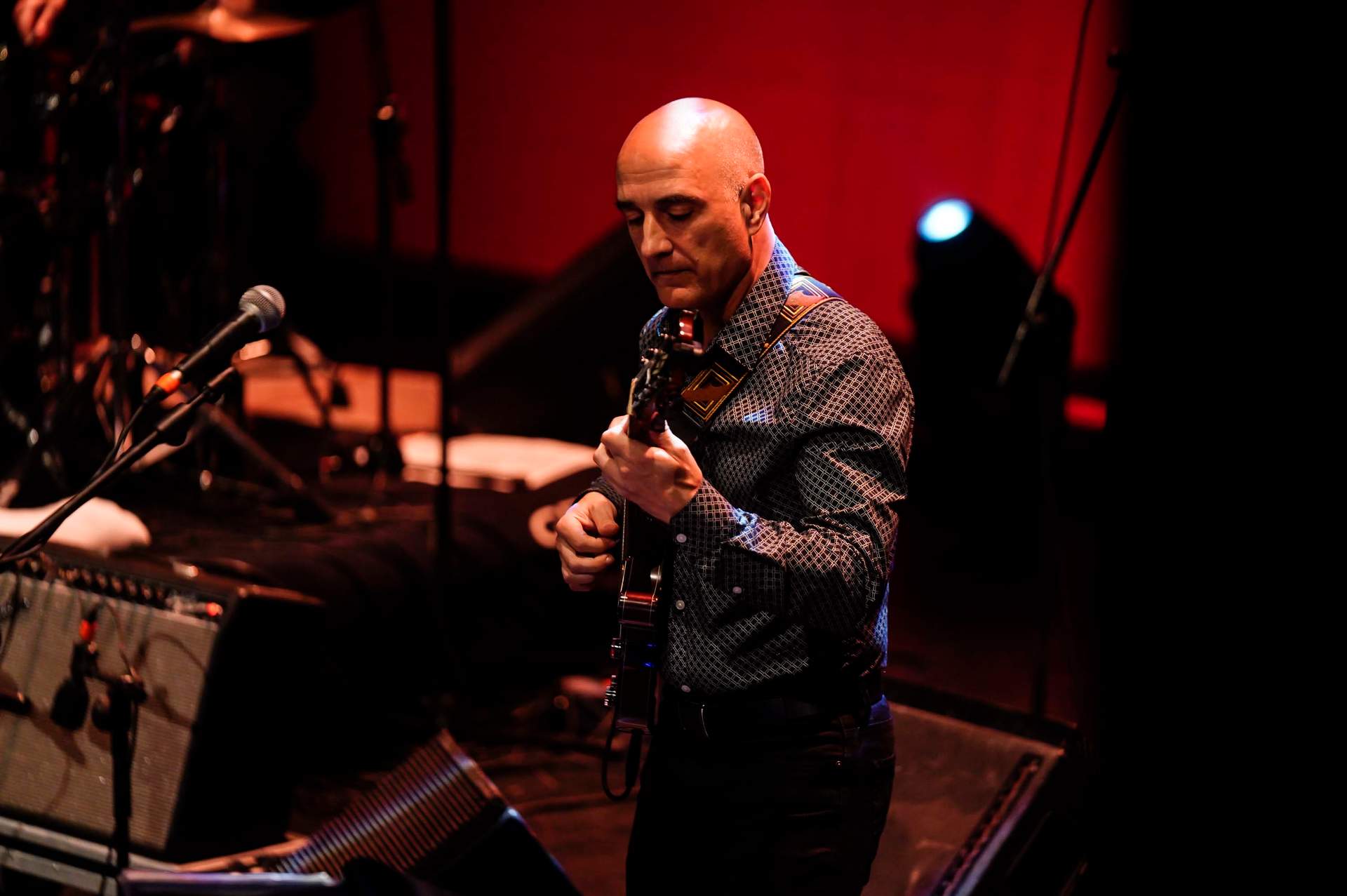 GALERÍA: Festival de la Guitarra: Juan Perro levanta al Gran Teatro con los temas de su nuevo trabajo "Libertad"