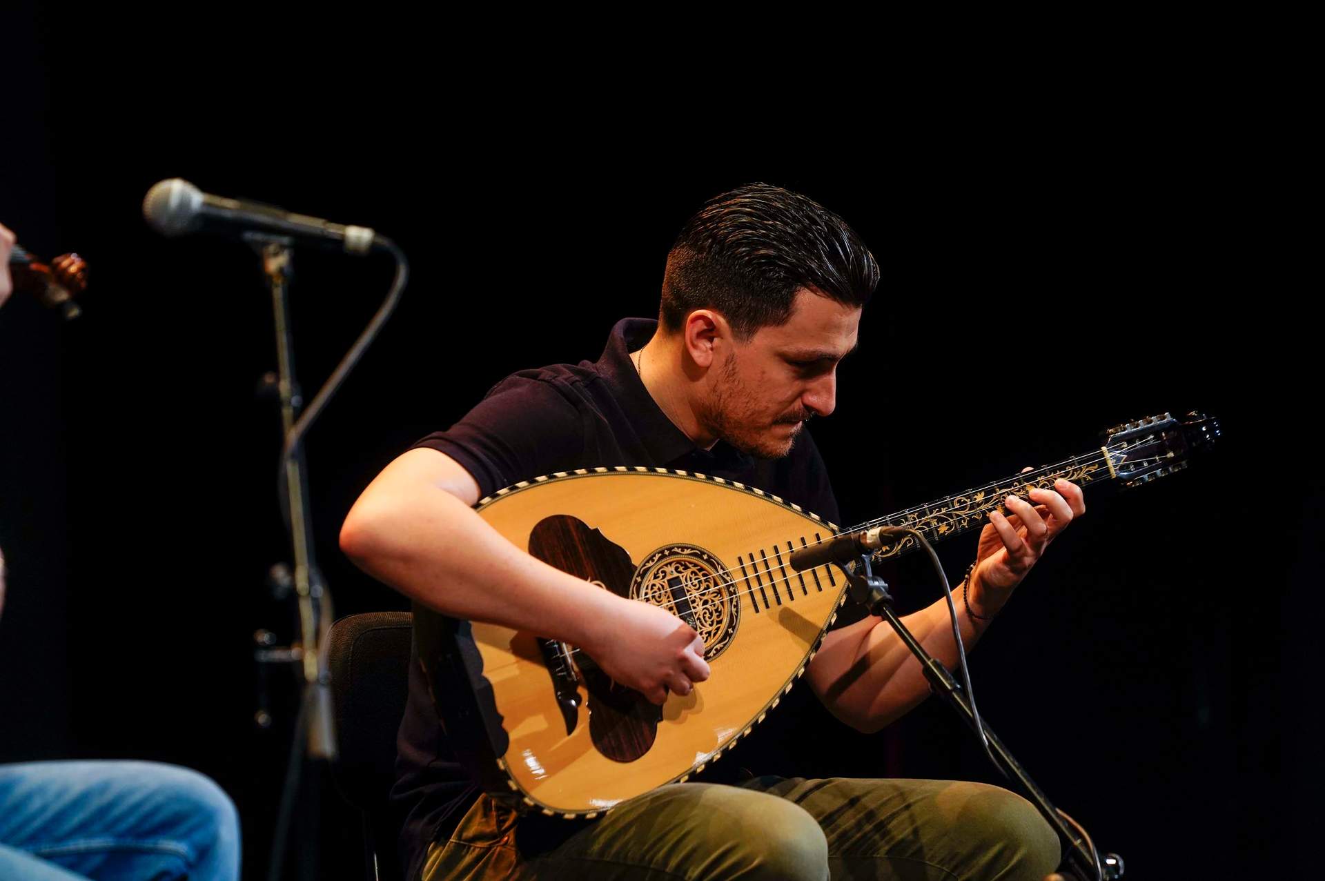 GALERÍA: Festival de la Guitarra: Juan Perro levanta al Gran Teatro con los temas de su nuevo trabajo "Libertad"