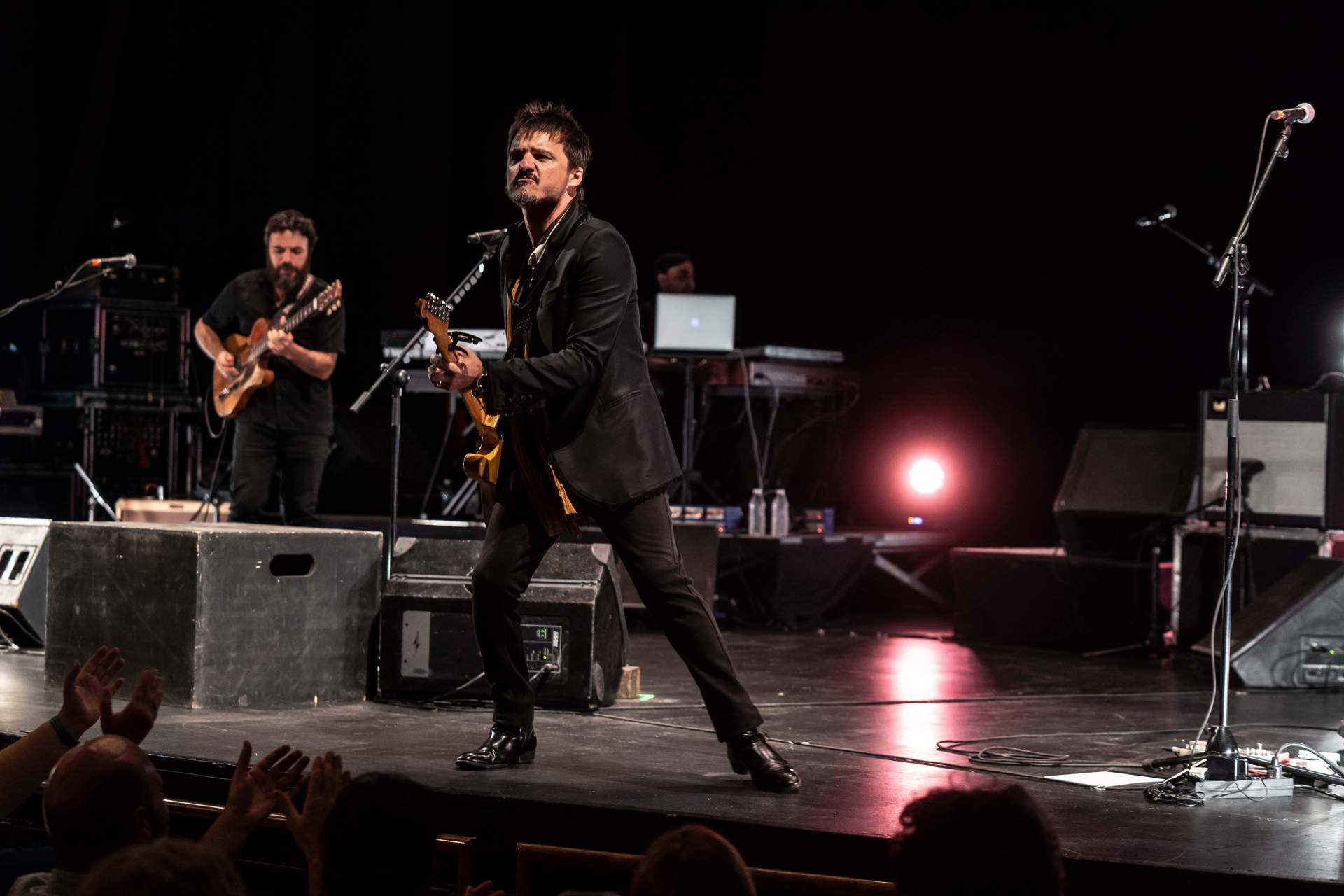 GALERÍA: Festival de la Guitarra de Córdoba: Coque Malla hace vibrar al Gran Teatro con un concierto memorable