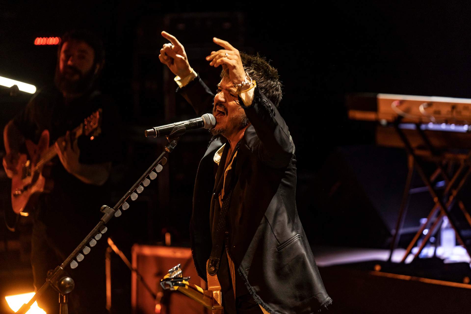 GALERÍA: Festival de la Guitarra de Córdoba: Coque Malla hace vibrar al Gran Teatro con un concierto memorable