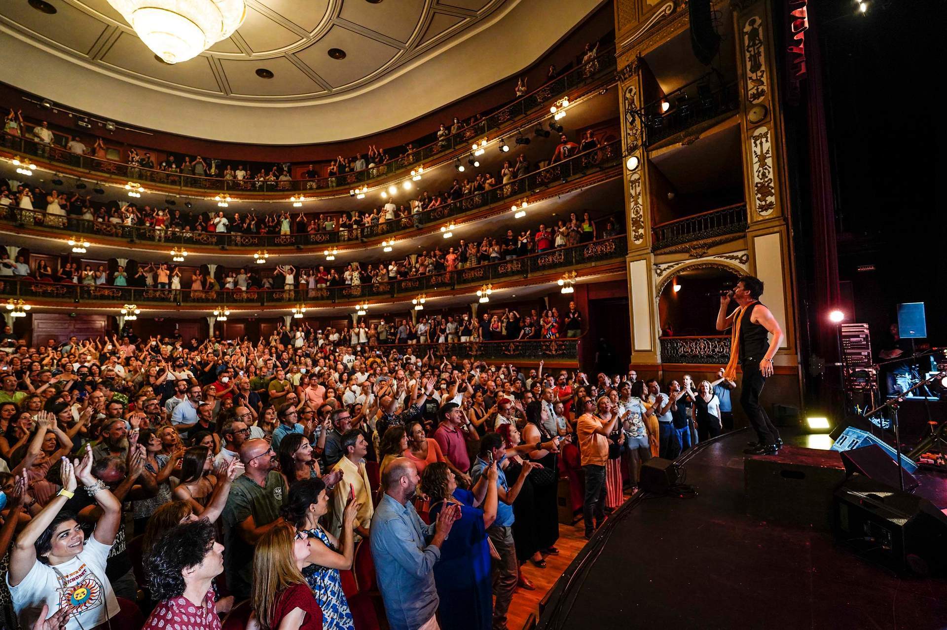 GALERÍA: Festival de la Guitarra de Córdoba: Coque Malla hace vibrar al Gran Teatro con un concierto memorable