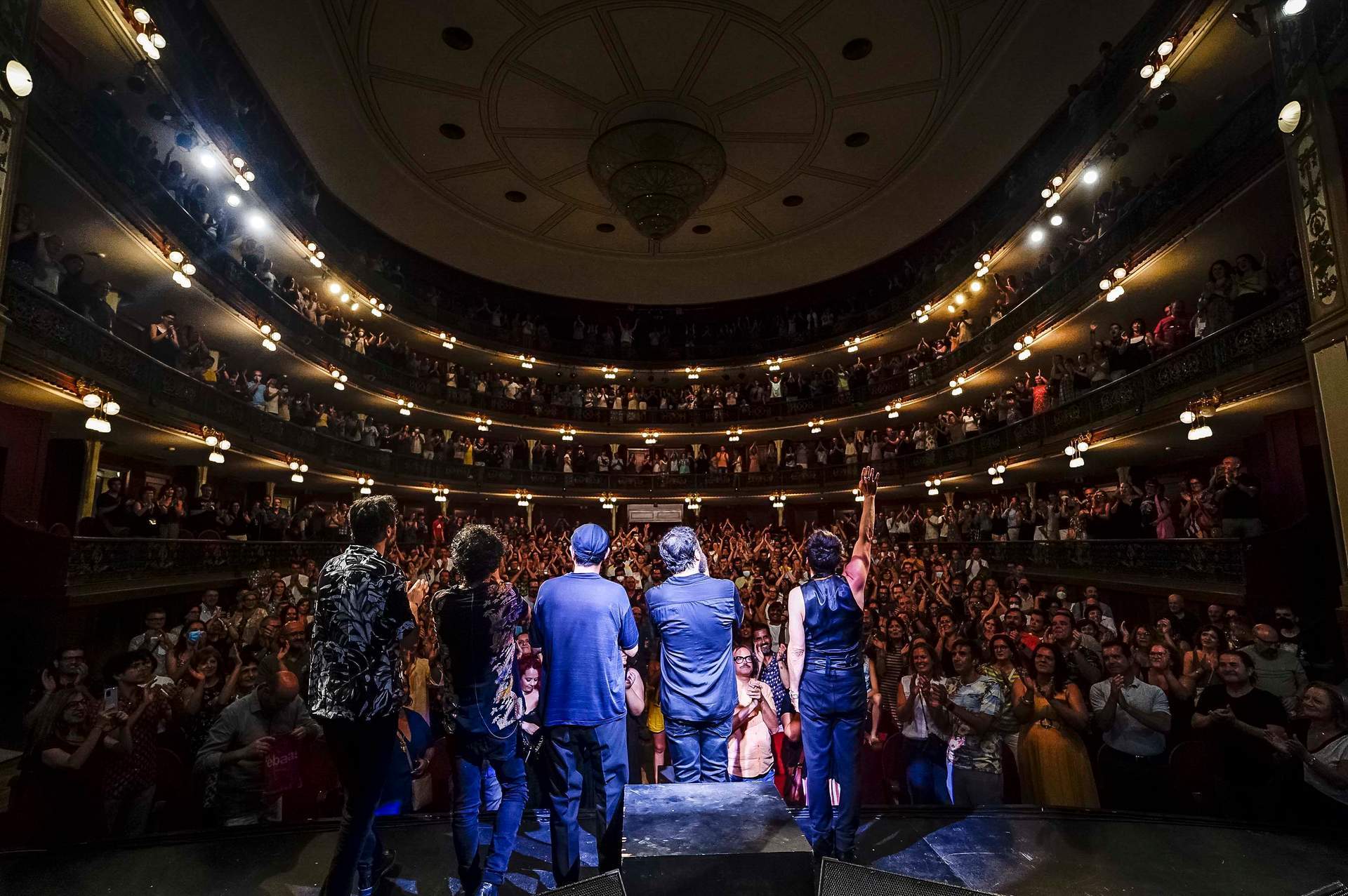 GALERÍA: Festival de la Guitarra de Córdoba: Coque Malla hace vibrar al Gran Teatro con un concierto memorable