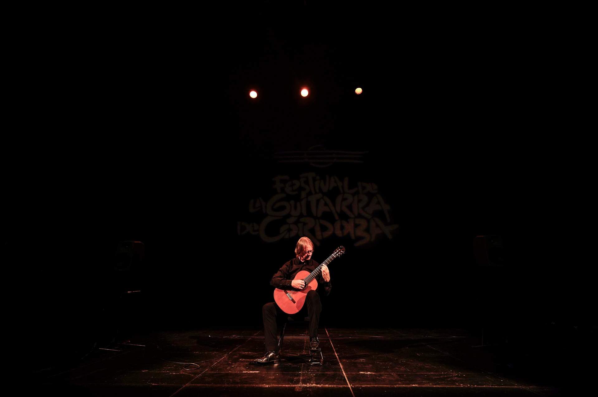 GALERÍA: Festival de la Guitarra de Córdoba: Coque Malla hace vibrar al Gran Teatro con un concierto memorable