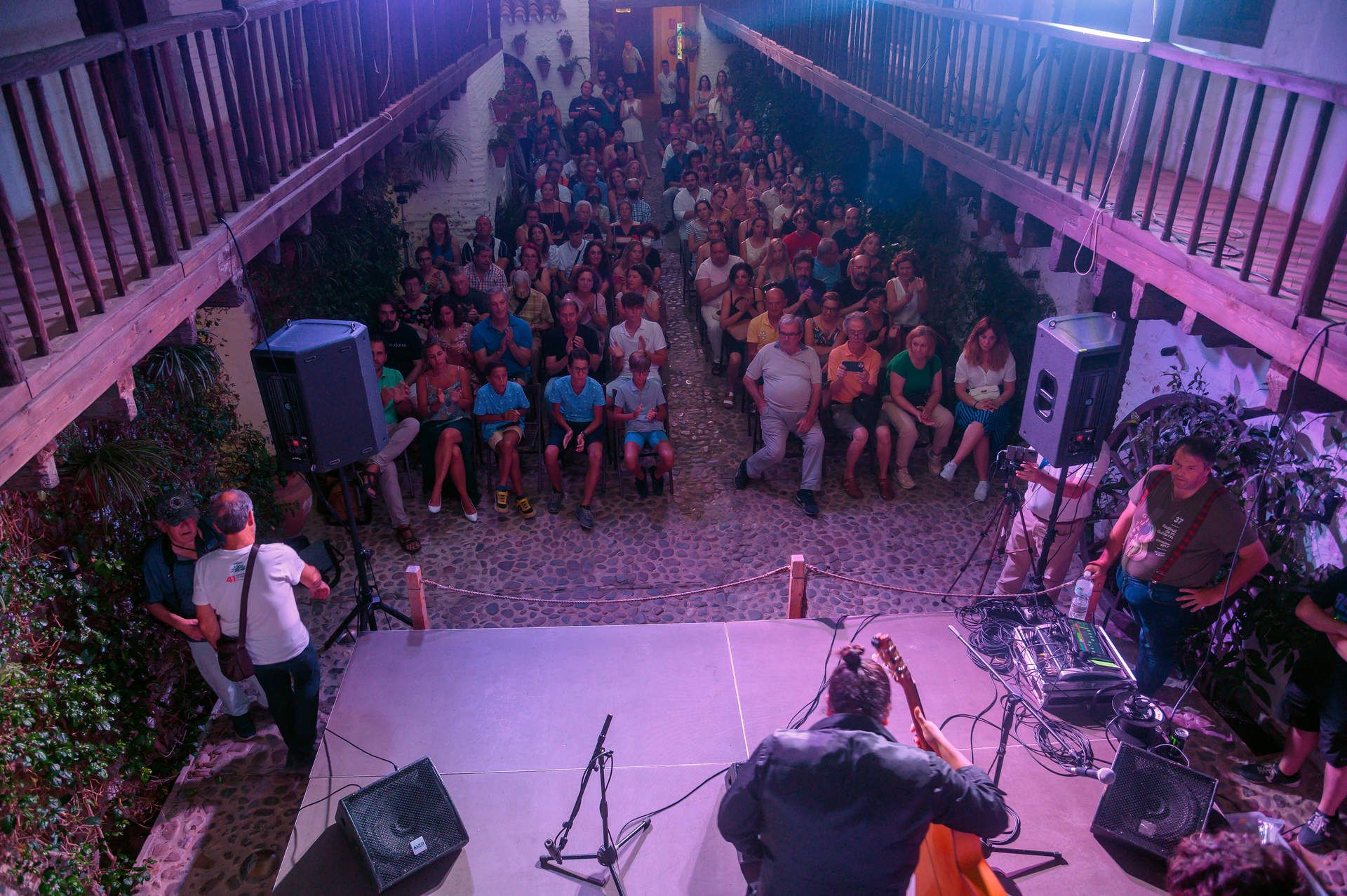 GALERÍA: Festival de la Guitarra de Córdoba: Coque Malla hace vibrar al Gran Teatro con un concierto memorable