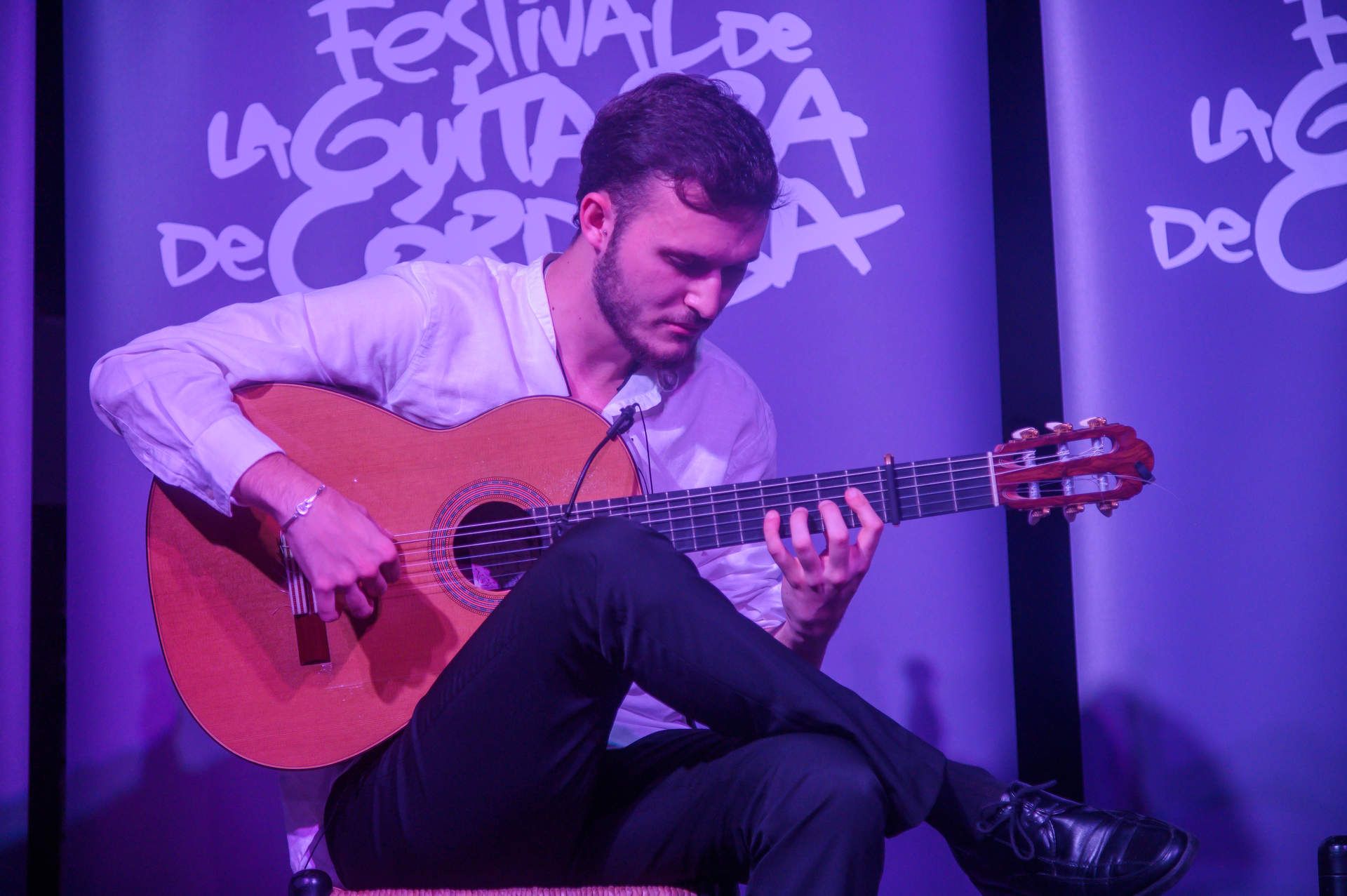 GALERÍA: Festival de la Guitarra de Córdoba: Coque Malla hace vibrar al Gran Teatro con un concierto memorable