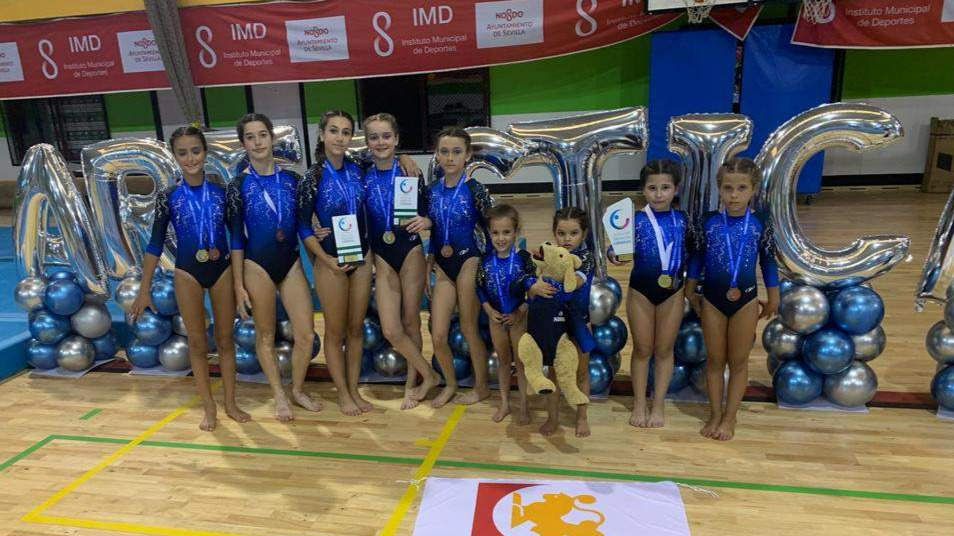  Algunas integrantes del Club Lucentino de Gimnasia Arti?stica en el Campeonato de Andaluci?a 