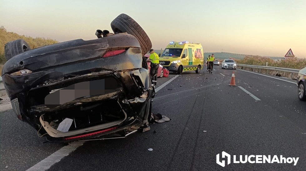  Uno de los vehículos siniestrados ha quedado volcado sobre la calzada. Fotos: 061 Córdoba 