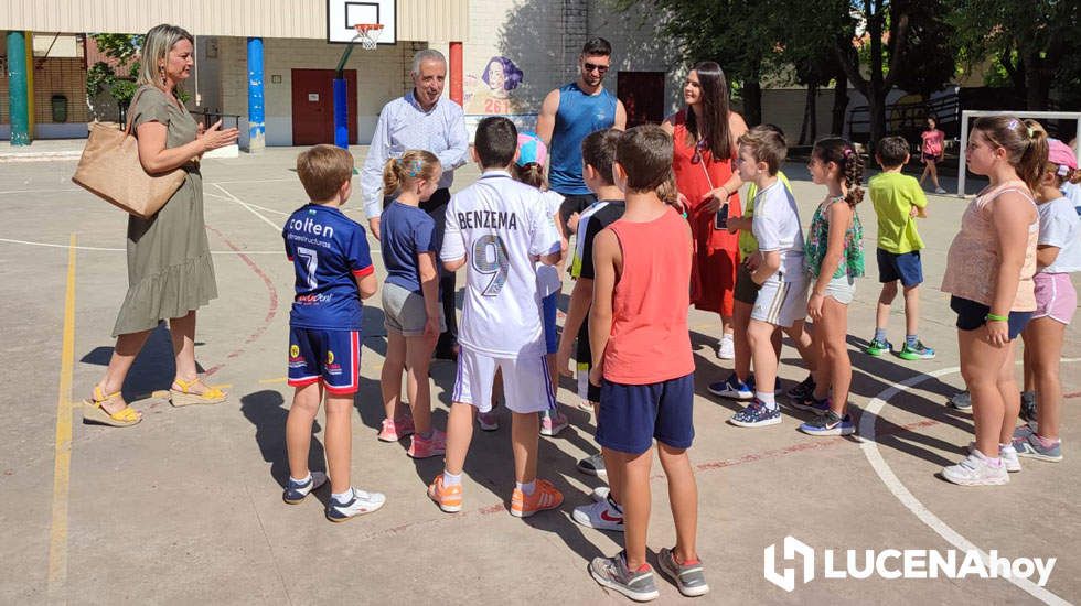  Juan Pérez y Carmen Gallardo durante la visita a la ludoteca del colegio El Prado 