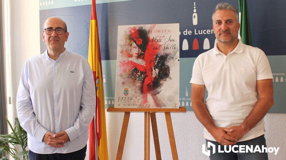  José Pedro Moreno y Rafael Muñóz junto al cartel ganador del concurso convocado por la delegación de Fiestas 