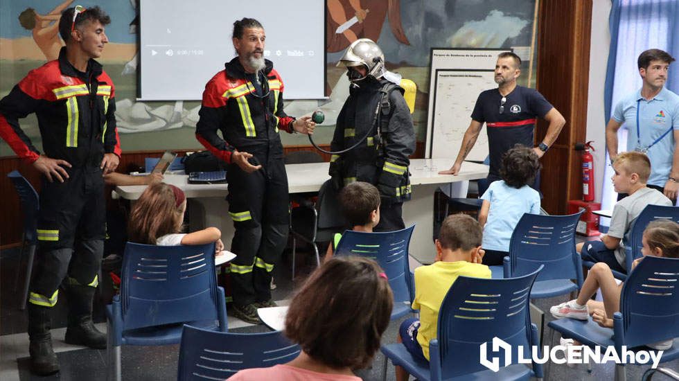  Un momento de la visita de los chicos de la ludoteca al parque de bomberos 