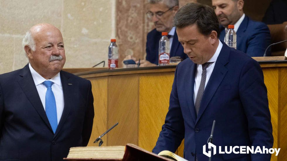  Aurelio Fernández durante el acto de juramento de su cargo como diputado en el Parlamento Andaluz ante el presidente de la cámara, Jesús Aguirre. 