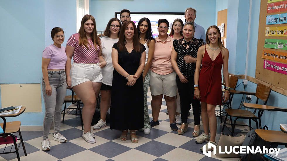  Profesores y alumnos de uno de los grupos de la academia Idiomaster junto a la edil de Educación, Lourdes Parra. 