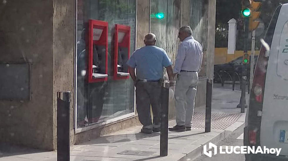  Una imagen demostrativa de la estrechez del espacio que deben compartir los usuarios de los cajeros y los peatones en la acera. Cedida 